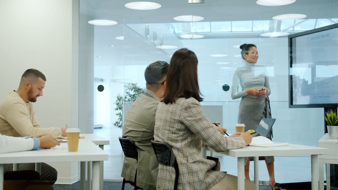 Un equipo planifica contenido en una sala de reuniones